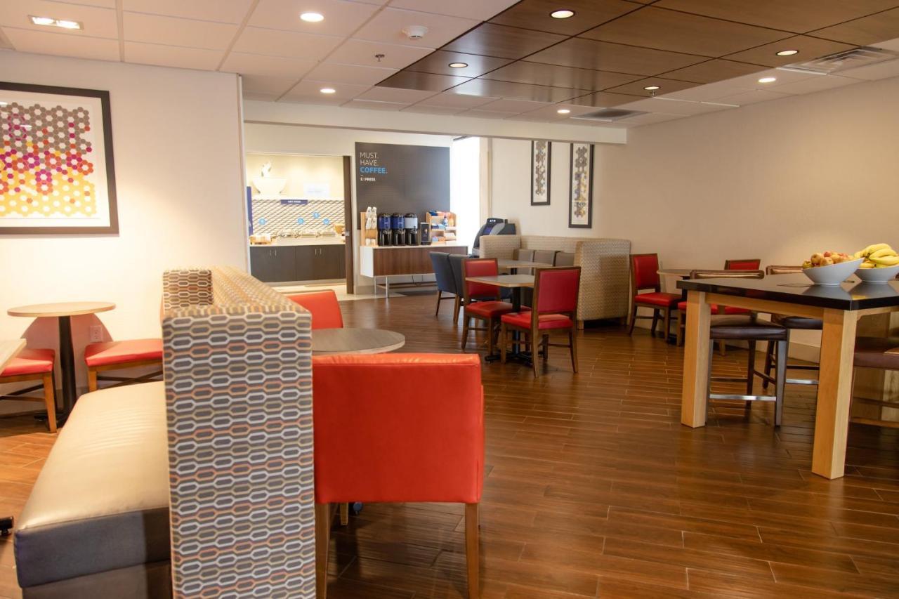 Holiday Inn Express Marshfield - Springfield Area By Ihg Extérieur photo